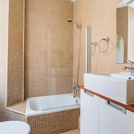Chiado 1br Flat - Lisbon's Downtown